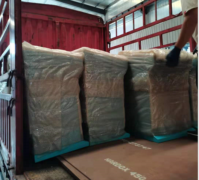 礦安機電生產(chǎn)的礦用隔爆兼本安型可編程控制箱及礦用本安型操作臺發(fā)往江蘇