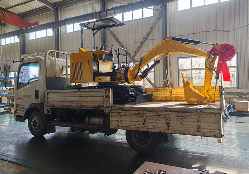 礦安機電生產(chǎn)的小型挖掘機裝車發(fā)往河南焦作